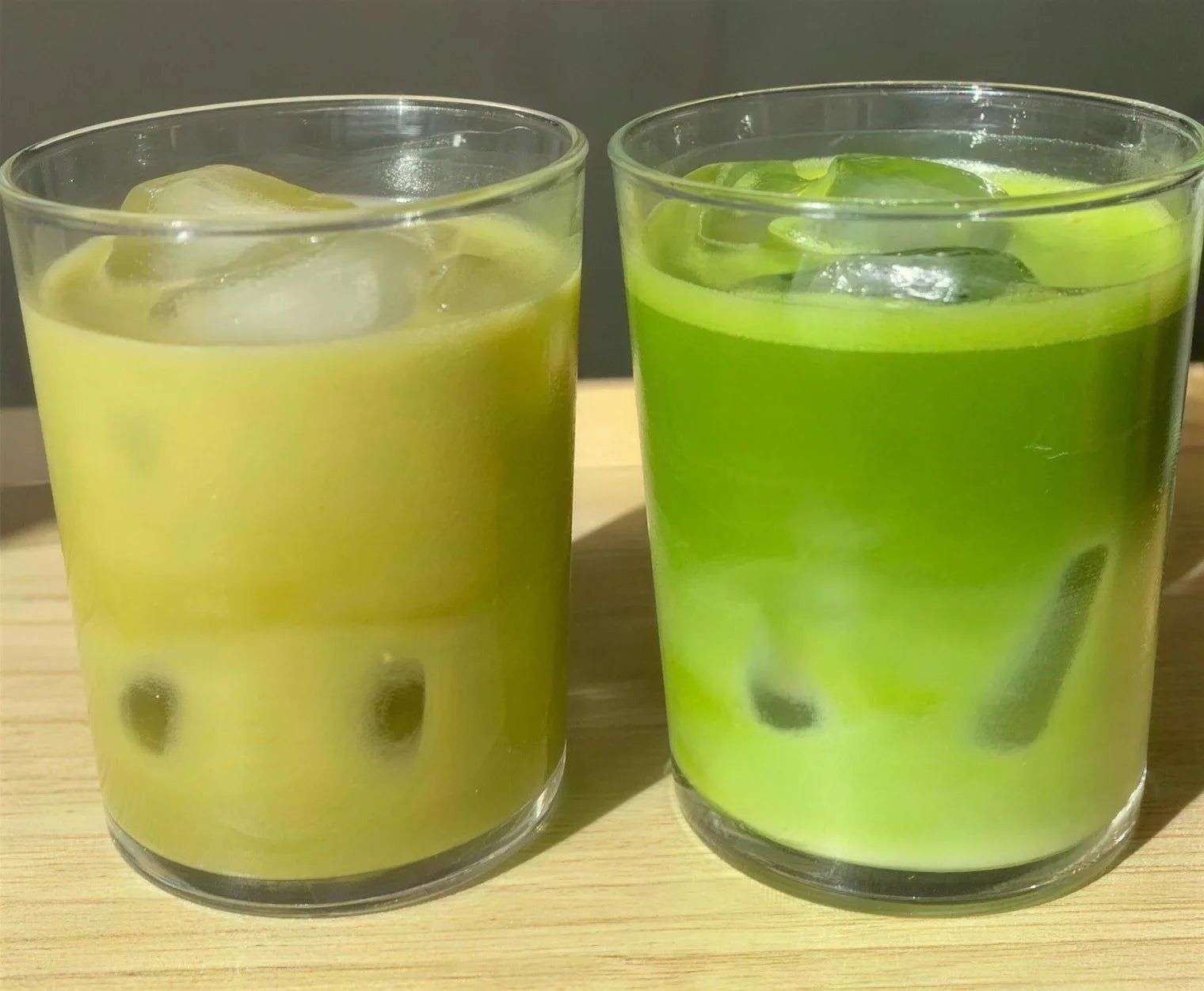 Zwei Matcha Lattes im Vergleich: links gelblich-trüb, rechts leuchtend grün