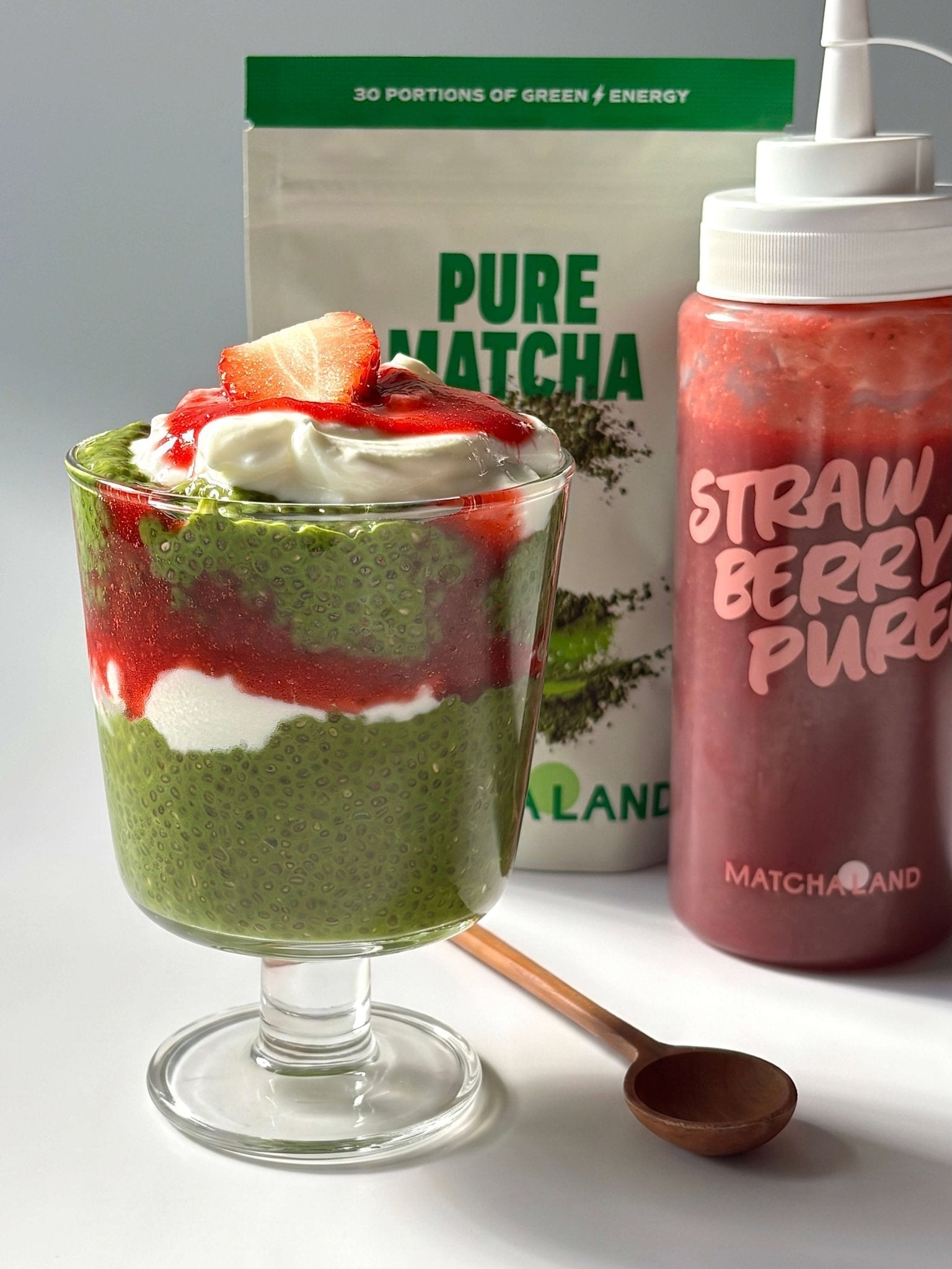 Matcha Chia Pudding mit Erdbeerpüree - MatchaLand Deutschland