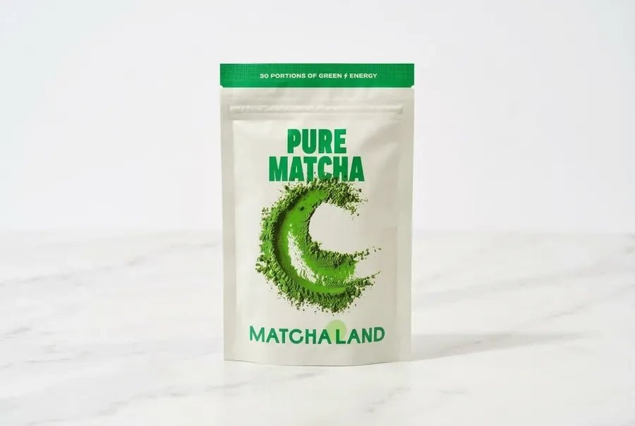 MatchaLand Pure Matcha mit einer Tasse grünem Matcha