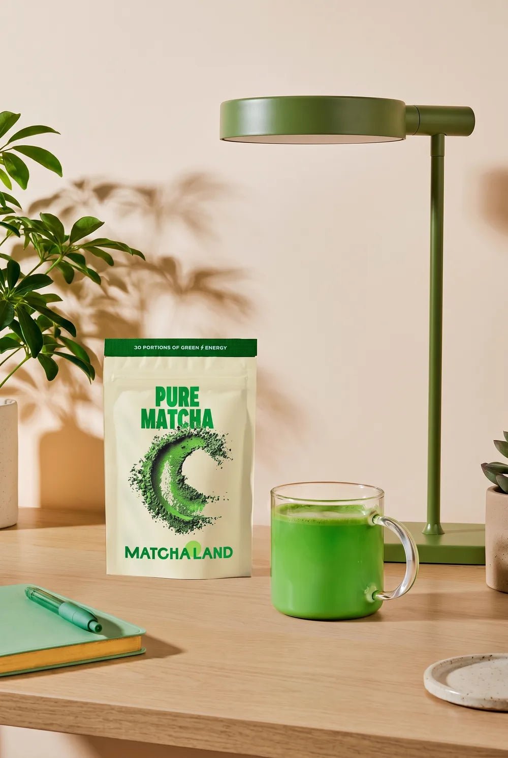 MatchaLand Pure Matcha Beutel neben einer Tasse Matcha